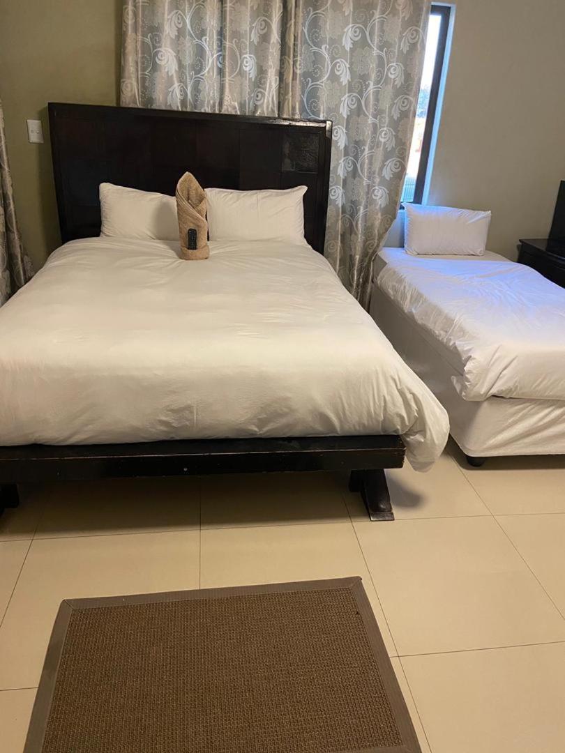 Hotel Pandeinge à Windhoek Extérieur photo