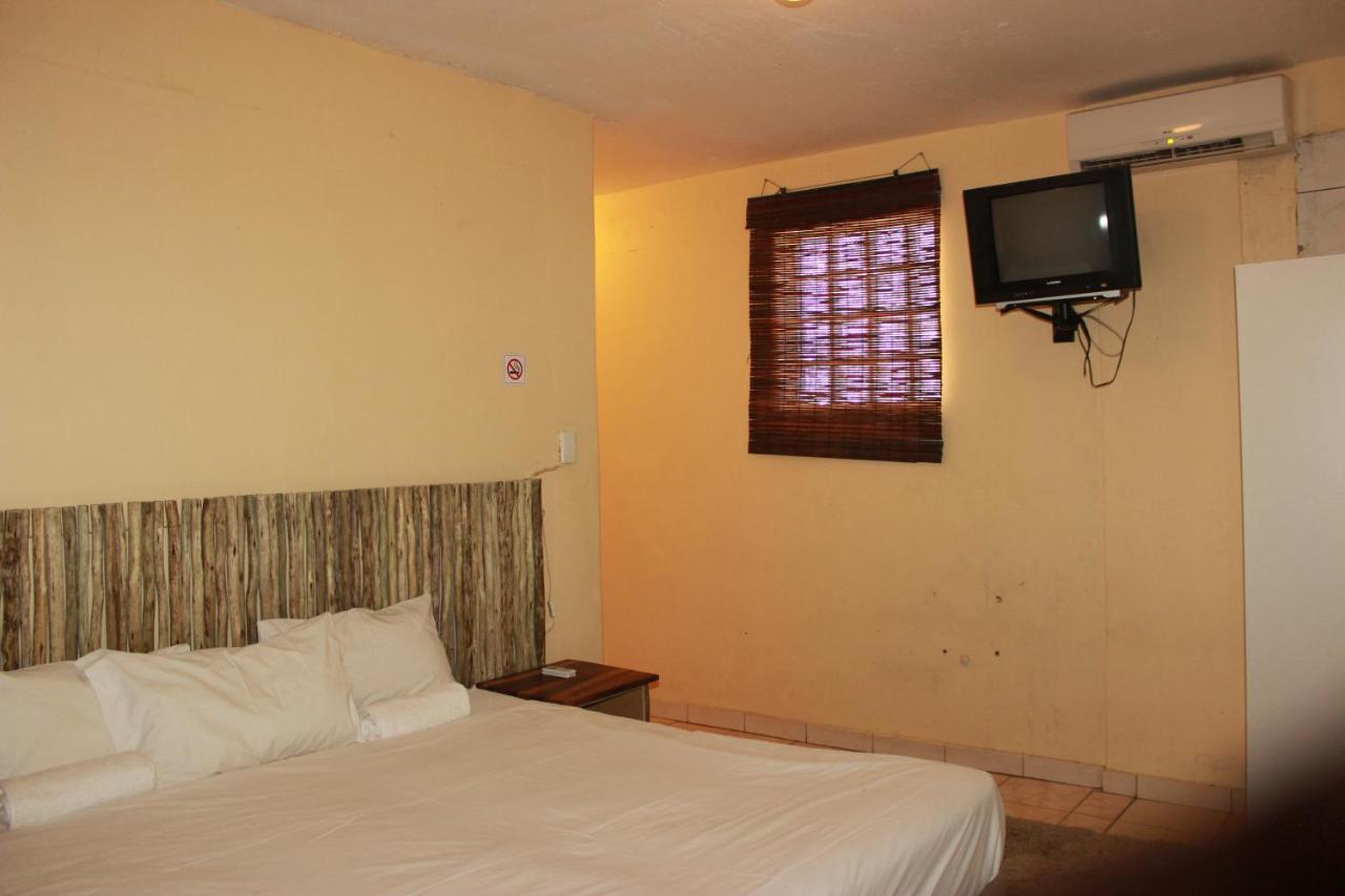 Hotel Pandeinge à Windhoek Extérieur photo